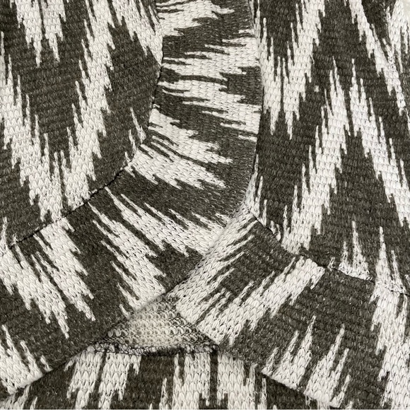 Eyeshadow Open Front Gray and White Abstract Print Textured Sweater - Picture 6 of 15